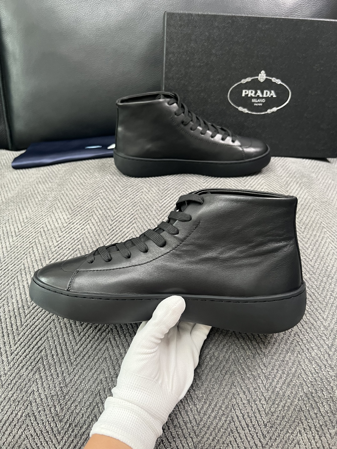 Prada  高品质  顶级工艺品，普拉达 靴子专柜同步，原厂配置意大利进口牛皮拼布面料，进口牛皮内里垫，透气舒适，鞋底