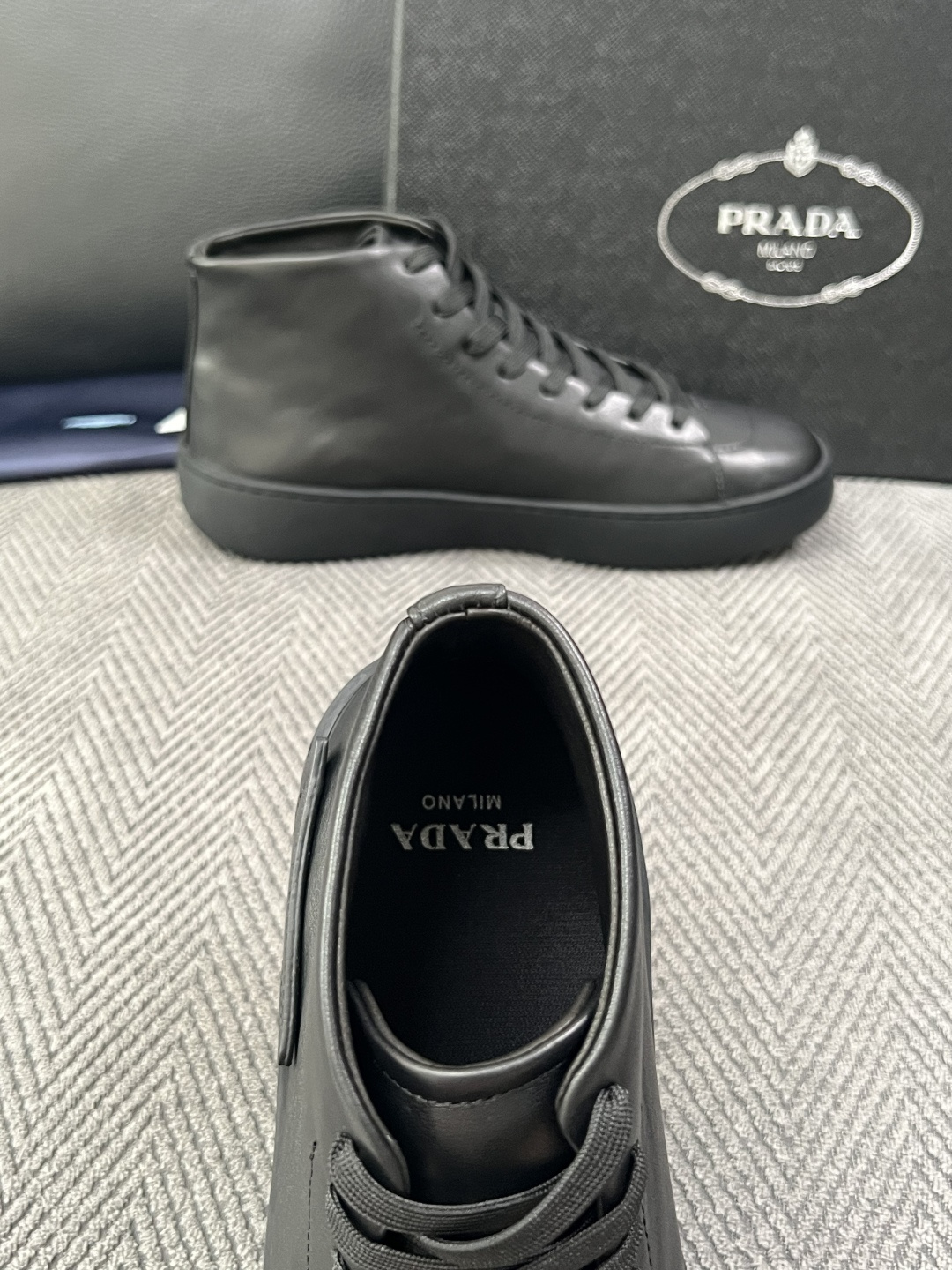 Prada  高品质  顶级工艺品，普拉达 靴子专柜同步，原厂配置意大利进口牛皮拼布面料，进口牛皮内里垫，透气舒适，鞋底