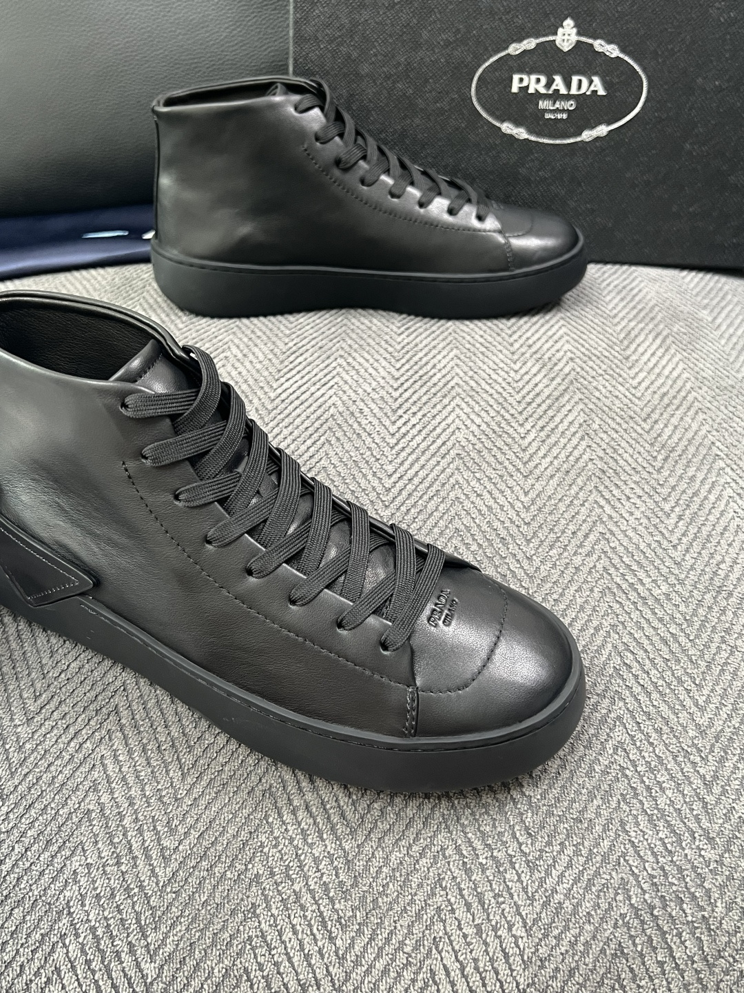 Prada  高品质  顶级工艺品，普拉达 靴子专柜同步，原厂配置意大利进口牛皮拼布面料，进口牛皮内里垫，透气舒适，鞋底