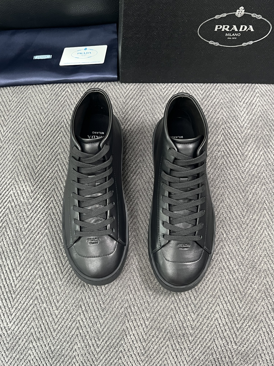 Prada  高品质  顶级工艺品，普拉达 靴子专柜同步，原厂配置意大利进口牛皮拼布面料，进口牛皮内里垫，透气舒适，鞋底