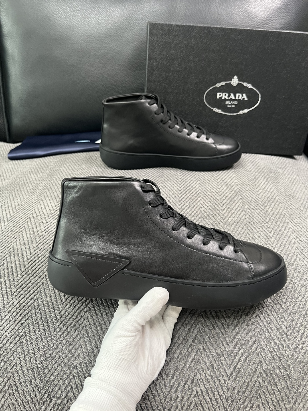 Prada  高品质  顶级工艺品，普拉达 靴子专柜同步，原厂配置意大利进口牛皮拼布面料，进口牛皮内里垫，透气舒适，鞋底