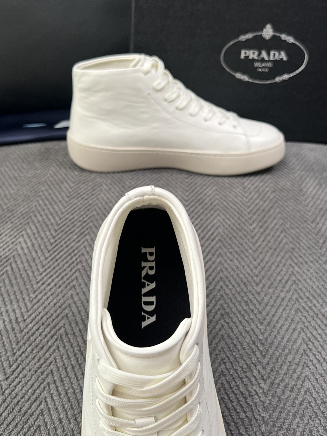 Prada  高品质  顶级工艺品，普拉达 靴子专柜同步，原厂配置意大利进口牛皮拼布面料，进口牛皮内里垫，透气舒适，鞋底