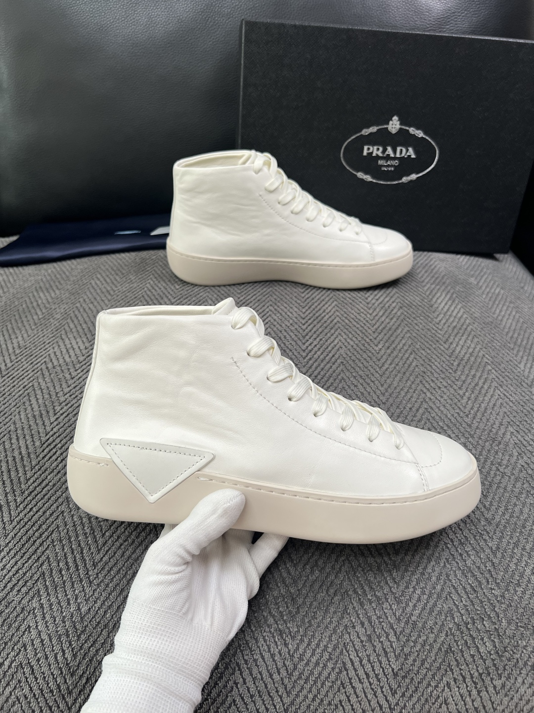 Prada  高品质  顶级工艺品，普拉达 靴子专柜同步，原厂配置意大利进口牛皮拼布面料，进口牛皮内里垫，透气舒适，鞋底