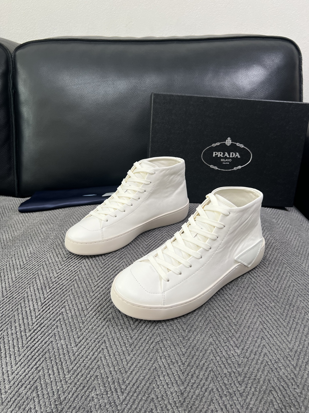 Prada  高品质  顶级工艺品，普拉达 靴子专柜同步，原厂配置意大利进口牛皮拼布面料，进口牛皮内里垫，透气舒适，鞋底