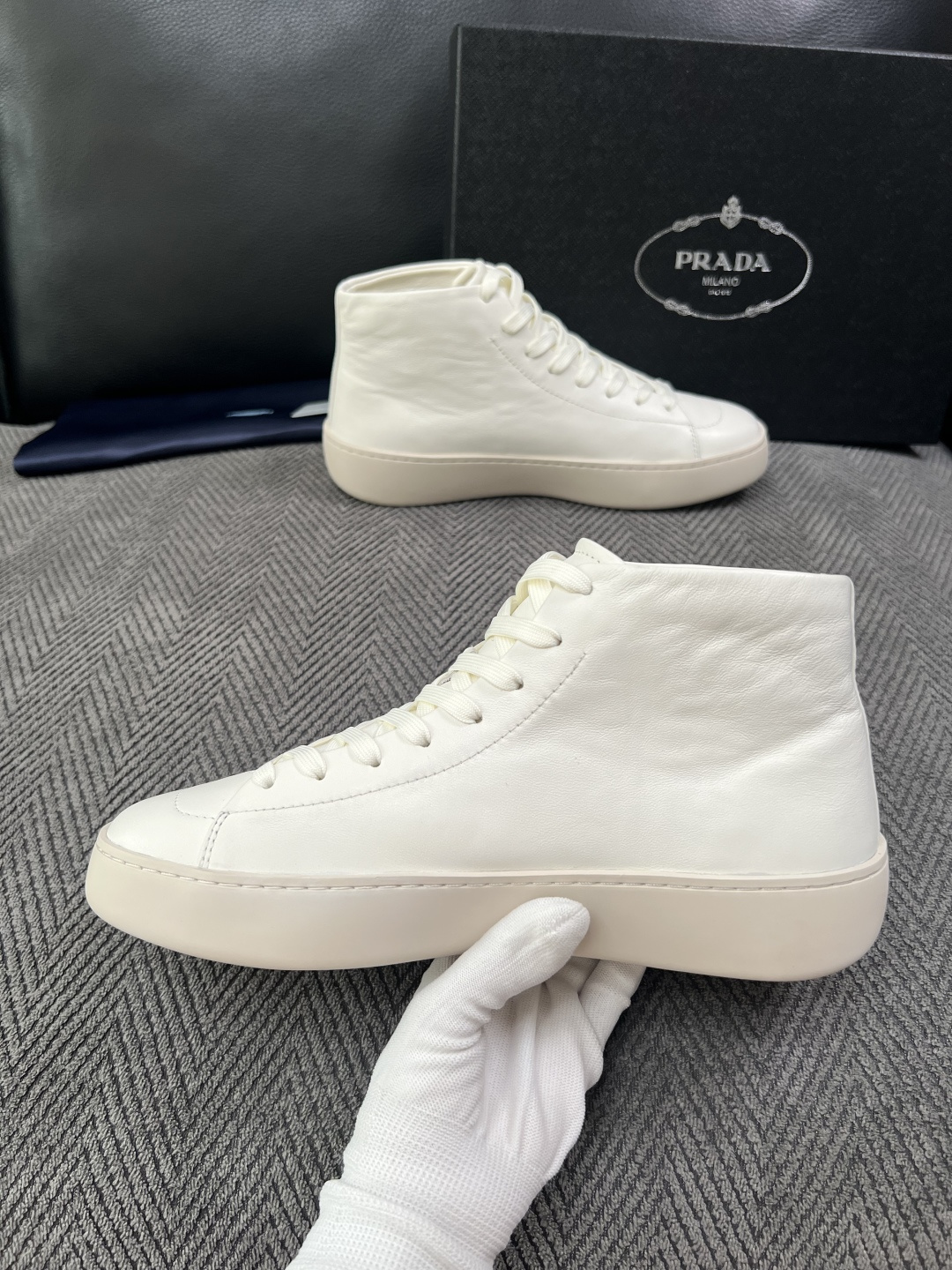 Prada  高品质  顶级工艺品，普拉达 靴子专柜同步，原厂配置意大利进口牛皮拼布面料，进口牛皮内里垫，透气舒适，鞋底