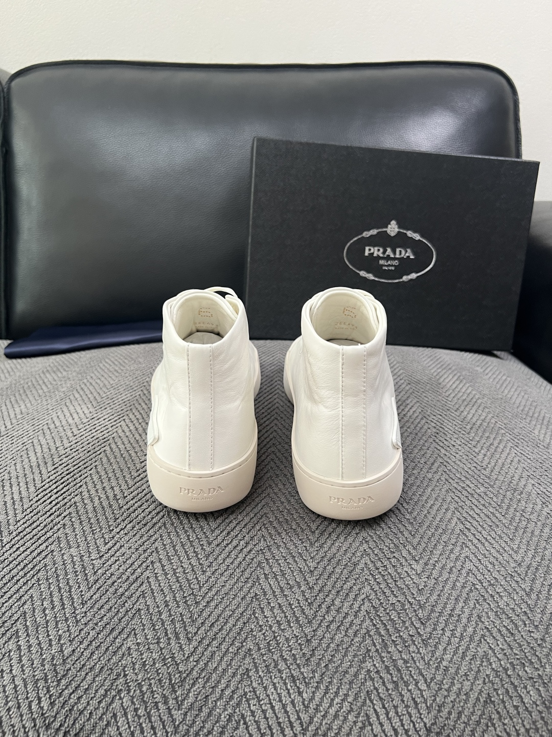 Prada  高品质  顶级工艺品，普拉达 靴子专柜同步，原厂配置意大利进口牛皮拼布面料，进口牛皮内里垫，透气舒适，鞋底