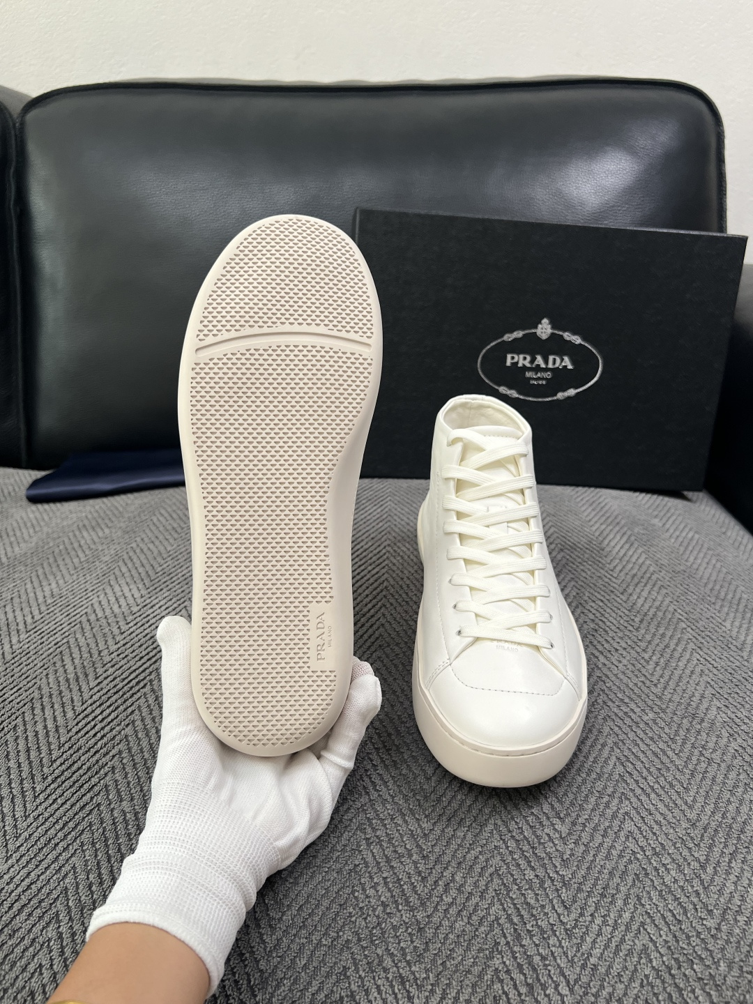 Prada  高品质  顶级工艺品，普拉达 靴子专柜同步，原厂配置意大利进口牛皮拼布面料，进口牛皮内里垫，透气舒适，鞋底