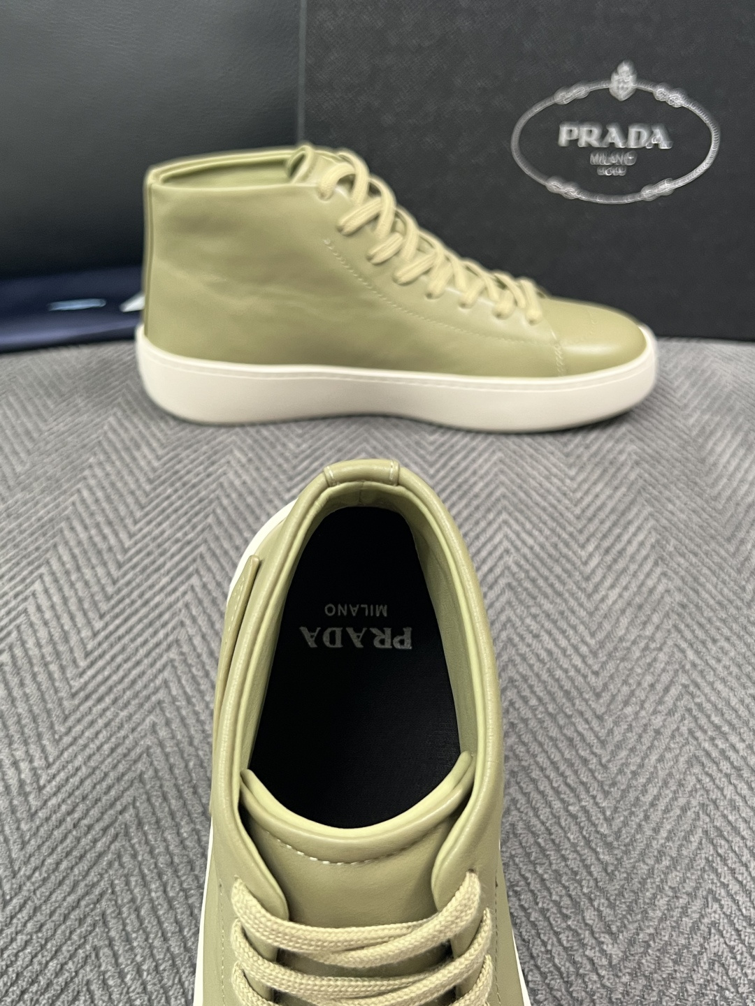 Prada  高品质  顶级工艺品，普拉达 靴子专柜同步，原厂配置意大利进口牛皮拼布面料，进口牛皮内里垫，透气舒适，鞋底