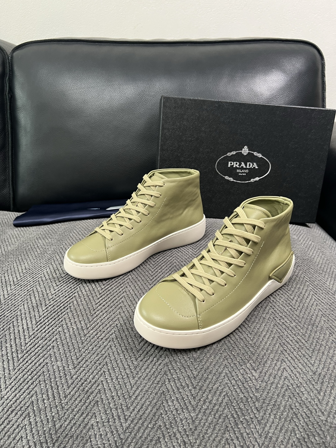 Prada  高品质  顶级工艺品，普拉达 靴子专柜同步，原厂配置意大利进口牛皮拼布面料，进口牛皮内里垫，透气舒适，鞋底