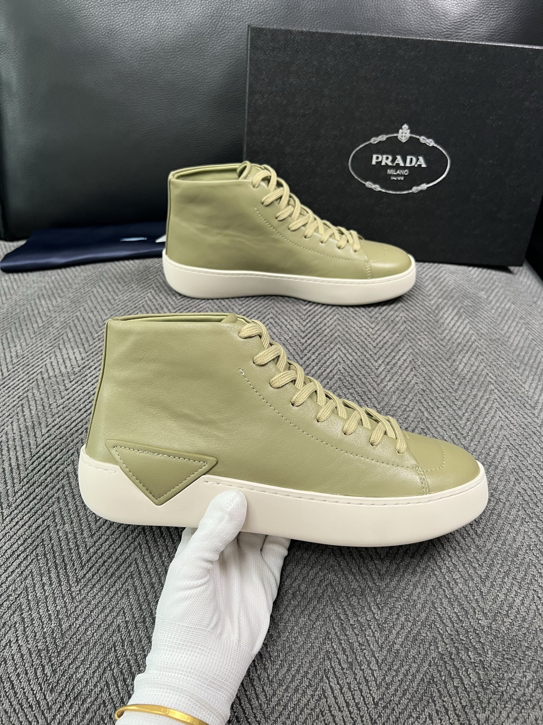 Prada  高品质  顶级工艺品，普拉达 靴子专柜同步，原厂配置意大利进口牛皮拼布面料，进口牛皮内里垫，透气舒适，鞋底