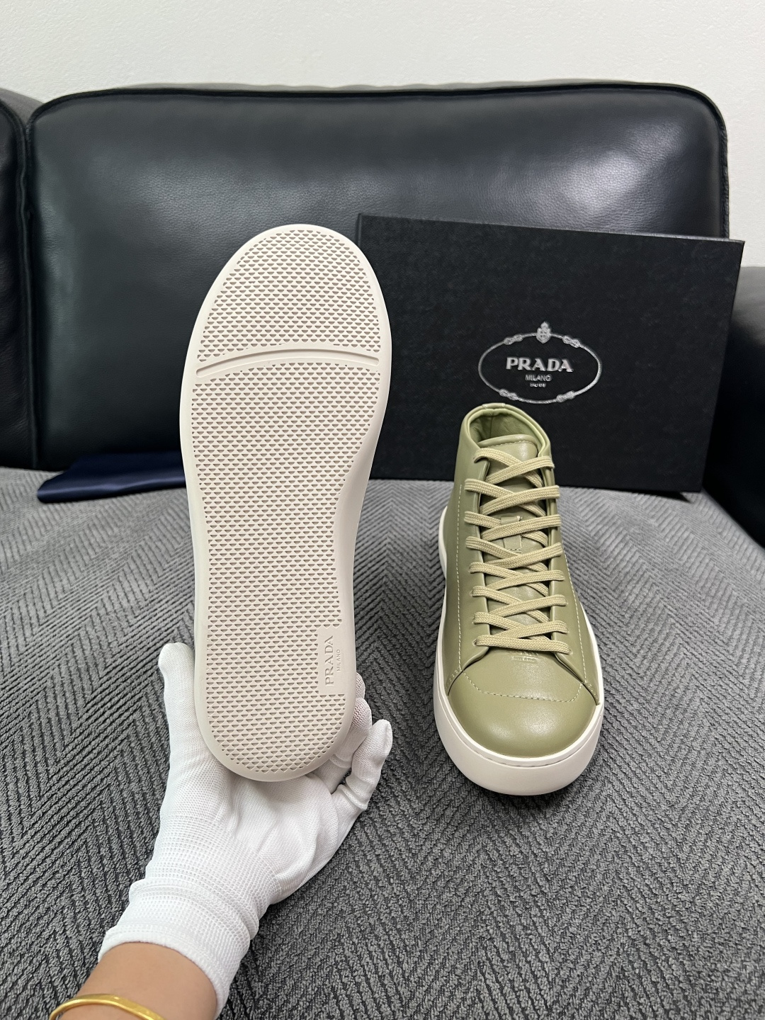Prada  高品质  顶级工艺品，普拉达 靴子专柜同步，原厂配置意大利进口牛皮拼布面料，进口牛皮内里垫，透气舒适，鞋底