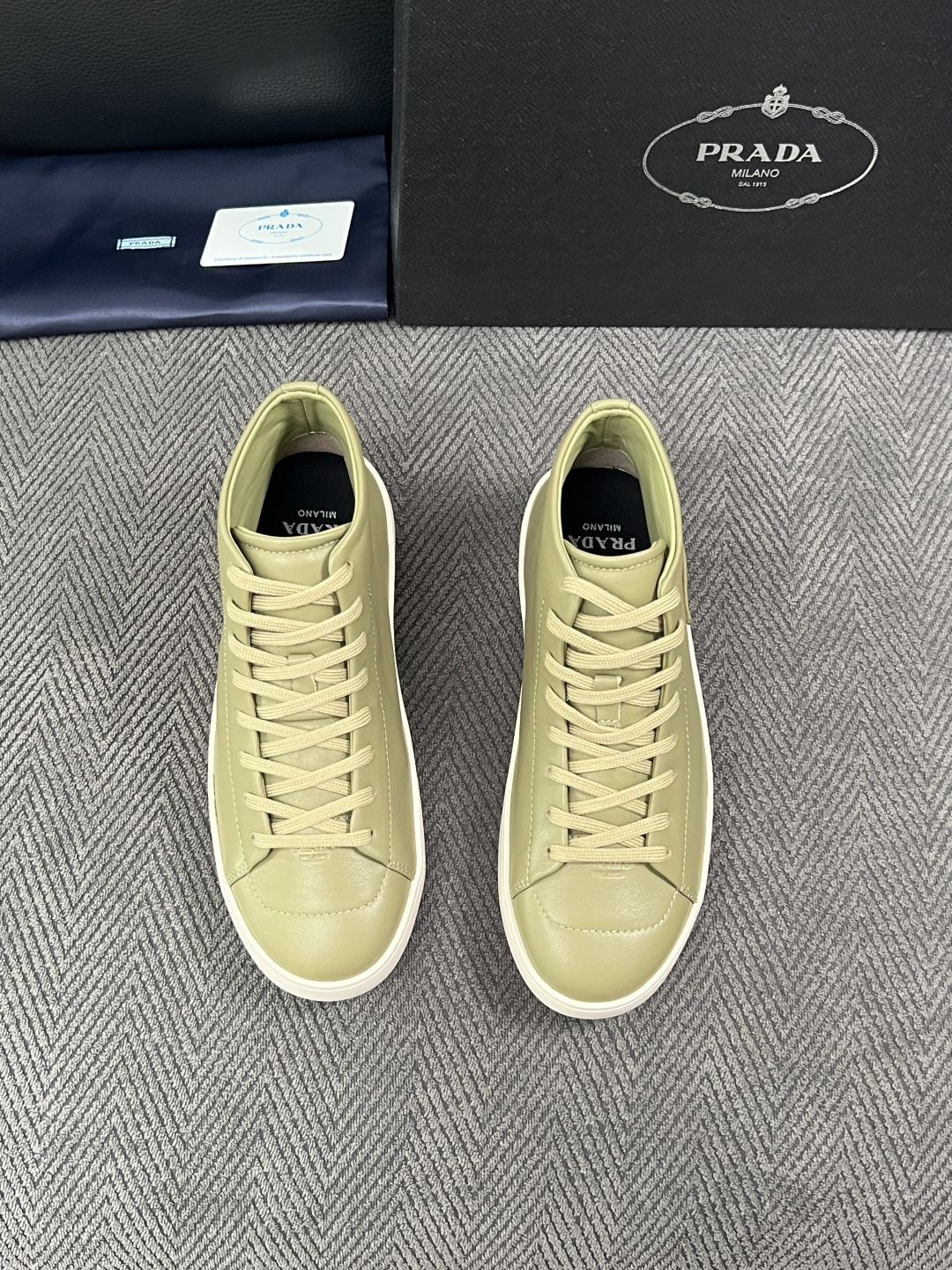 Prada  高品质  顶级工艺品，普拉达 靴子专柜同步，原厂配置意大利进口牛皮拼布面料，进口牛皮内里垫，透气舒适，鞋底
