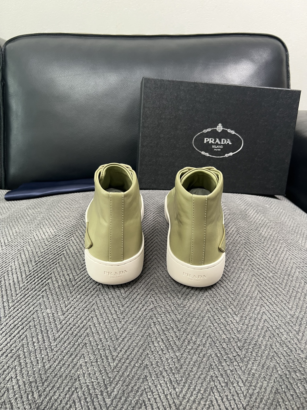 Prada  高品质  顶级工艺品，普拉达 靴子专柜同步，原厂配置意大利进口牛皮拼布面料，进口牛皮内里垫，透气舒适，鞋底