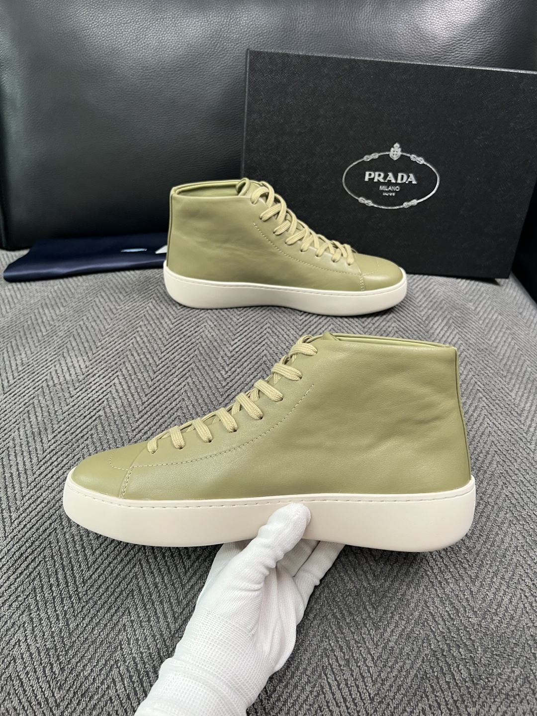 Prada  高品质  顶级工艺品，普拉达 靴子专柜同步，原厂配置意大利进口牛皮拼布面料，进口牛皮内里垫，透气舒适，鞋底