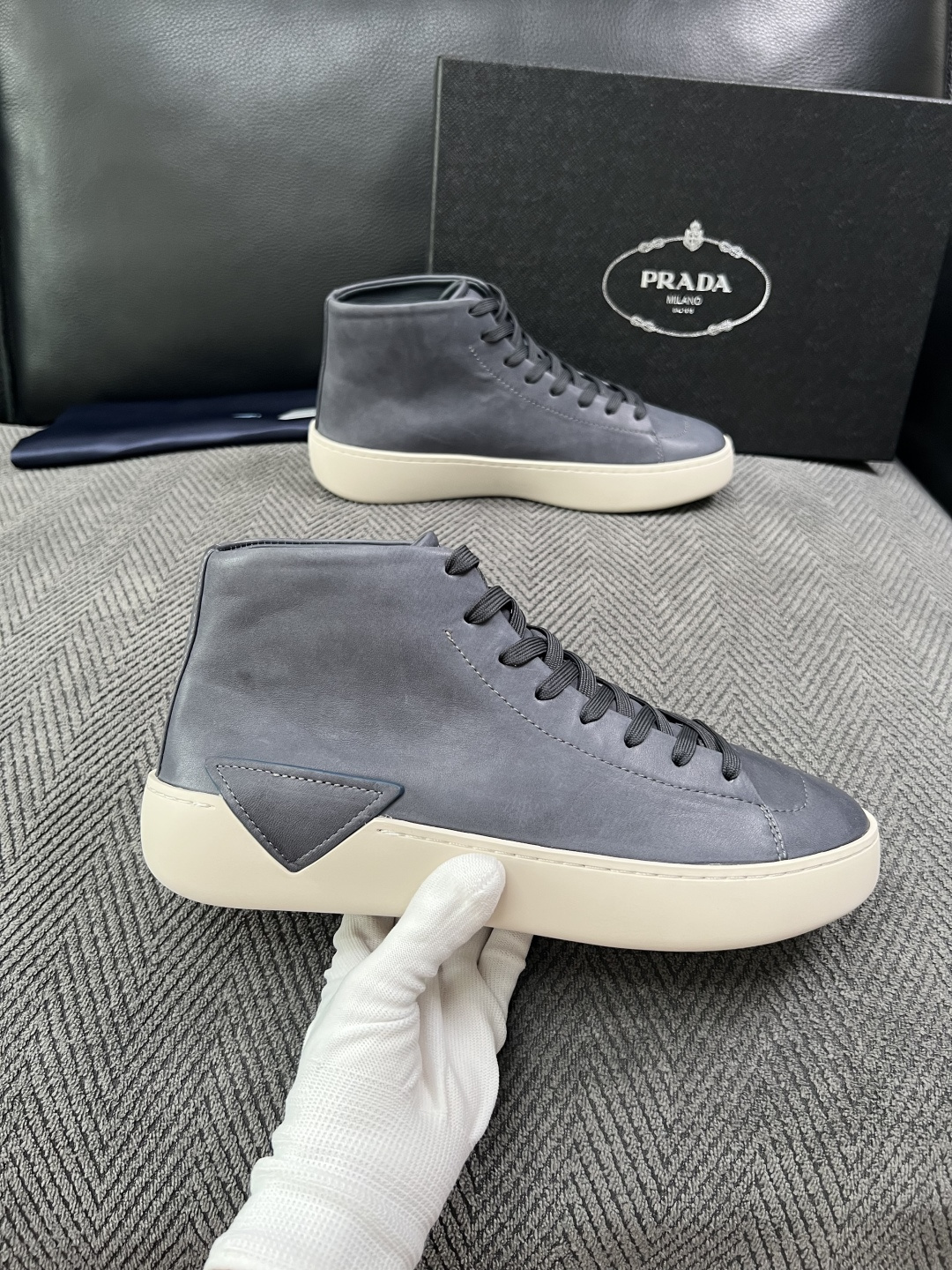 Prada  高品质  顶级工艺品，普拉达 靴子专柜同步，原厂配置意大利进口牛皮拼布面料，进口牛皮内里垫，透气舒适，鞋底