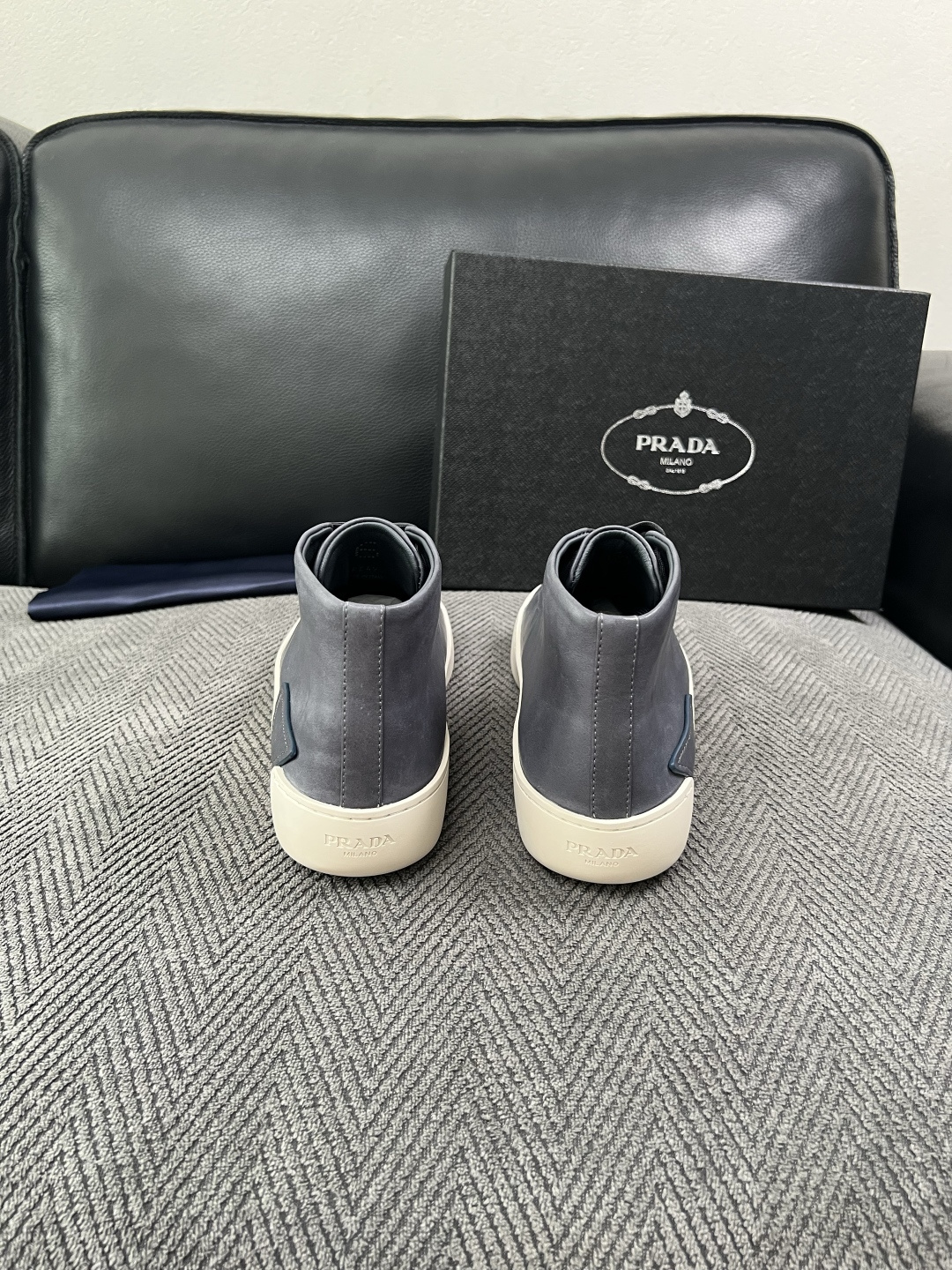 Prada  高品质  顶级工艺品，普拉达 靴子专柜同步，原厂配置意大利进口牛皮拼布面料，进口牛皮内里垫，透气舒适，鞋底