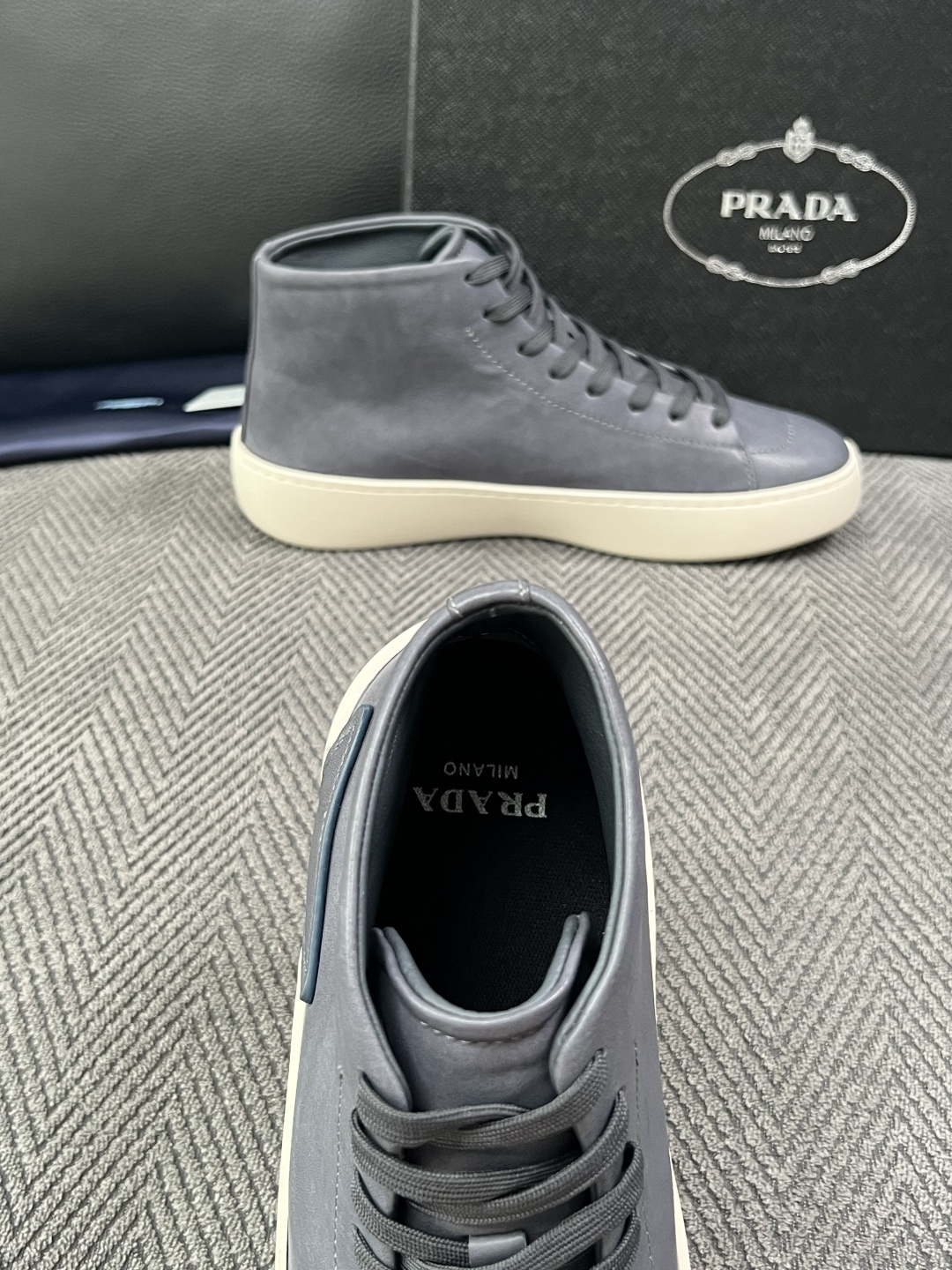 Prada  高品质  顶级工艺品，普拉达 靴子专柜同步，原厂配置意大利进口牛皮拼布面料，进口牛皮内里垫，透气舒适，鞋底