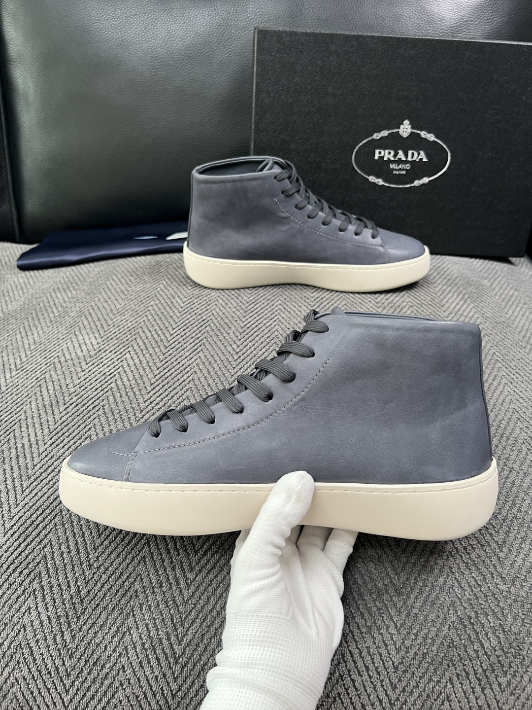 Prada  高品质  顶级工艺品，普拉达 靴子专柜同步，原厂配置意大利进口牛皮拼布面料，进口牛皮内里垫，透气舒适，鞋底