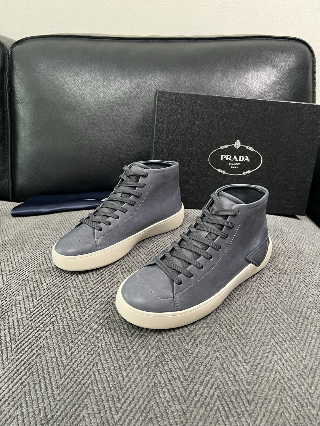 Prada  高品质  顶级工艺品，普拉达 靴子专柜同步，原厂配置意大利进口牛皮拼布面料，进口牛皮内里垫，透气舒适，鞋底