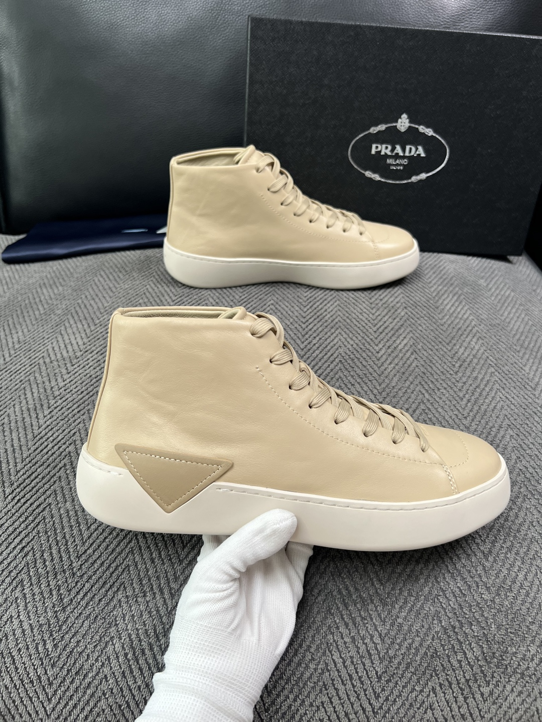 Prada  高品质  顶级工艺品，普拉达 靴子专柜同步，原厂配置意大利进口牛皮拼布面料，进口牛皮内里垫，透气舒适，鞋底