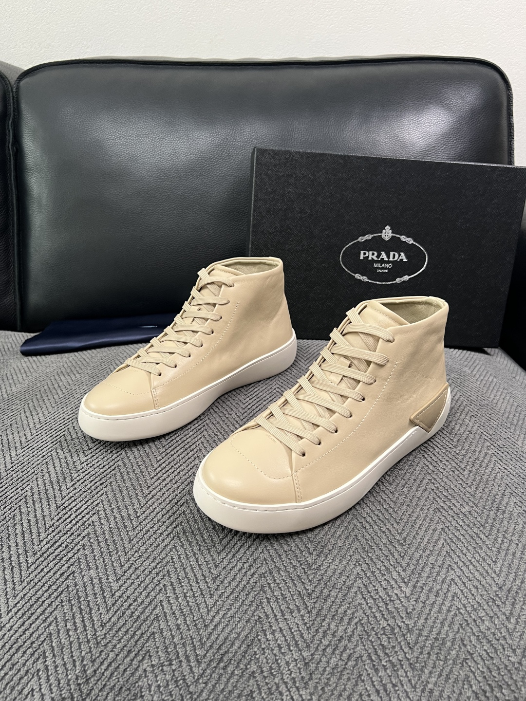 Prada  高品质  顶级工艺品，普拉达 靴子专柜同步，原厂配置意大利进口牛皮拼布面料，进口牛皮内里垫，透气舒适，鞋底