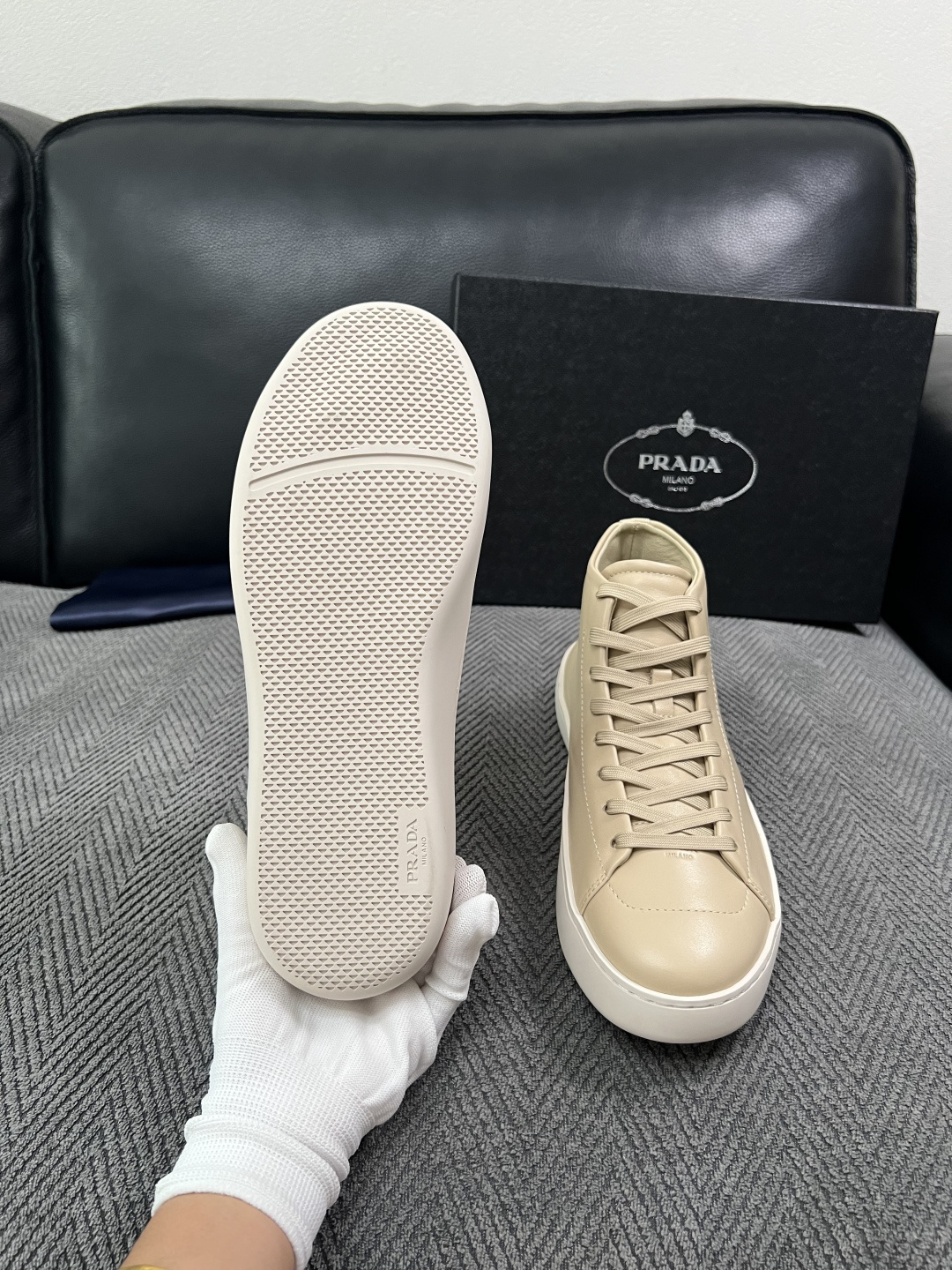 Prada  高品质  顶级工艺品，普拉达 靴子专柜同步，原厂配置意大利进口牛皮拼布面料，进口牛皮内里垫，透气舒适，鞋底