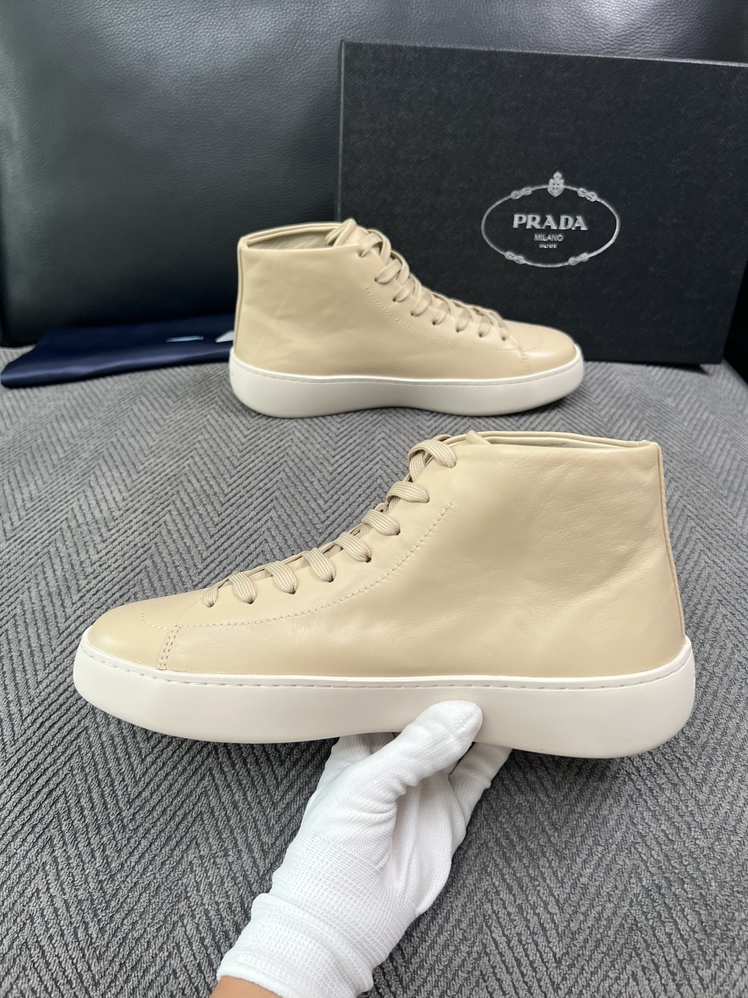 Prada  高品质  顶级工艺品，普拉达 靴子专柜同步，原厂配置意大利进口牛皮拼布面料，进口牛皮内里垫，透气舒适，鞋底