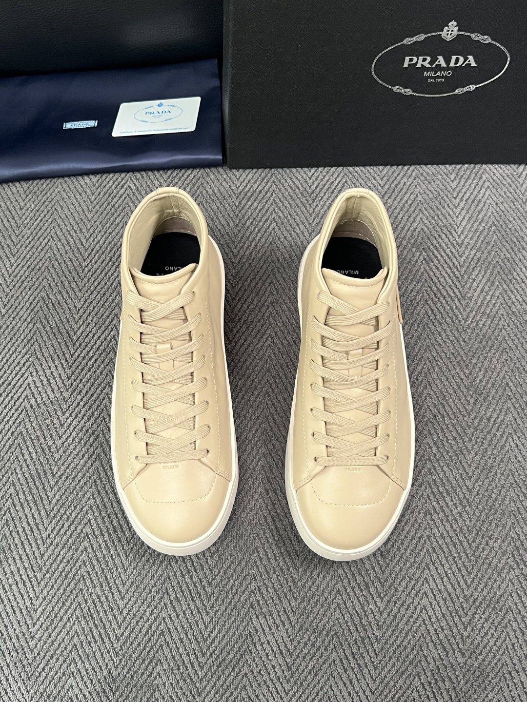 Prada  高品质  顶级工艺品，普拉达 靴子专柜同步，原厂配置意大利进口牛皮拼布面料，进口牛皮内里垫，透气舒适，鞋底
