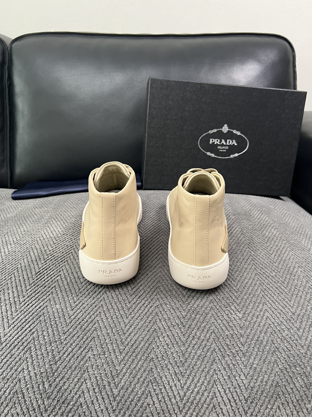Prada  高品质  顶级工艺品，普拉达 靴子专柜同步，原厂配置意大利进口牛皮拼布面料，进口牛皮内里垫，透气舒适，鞋底