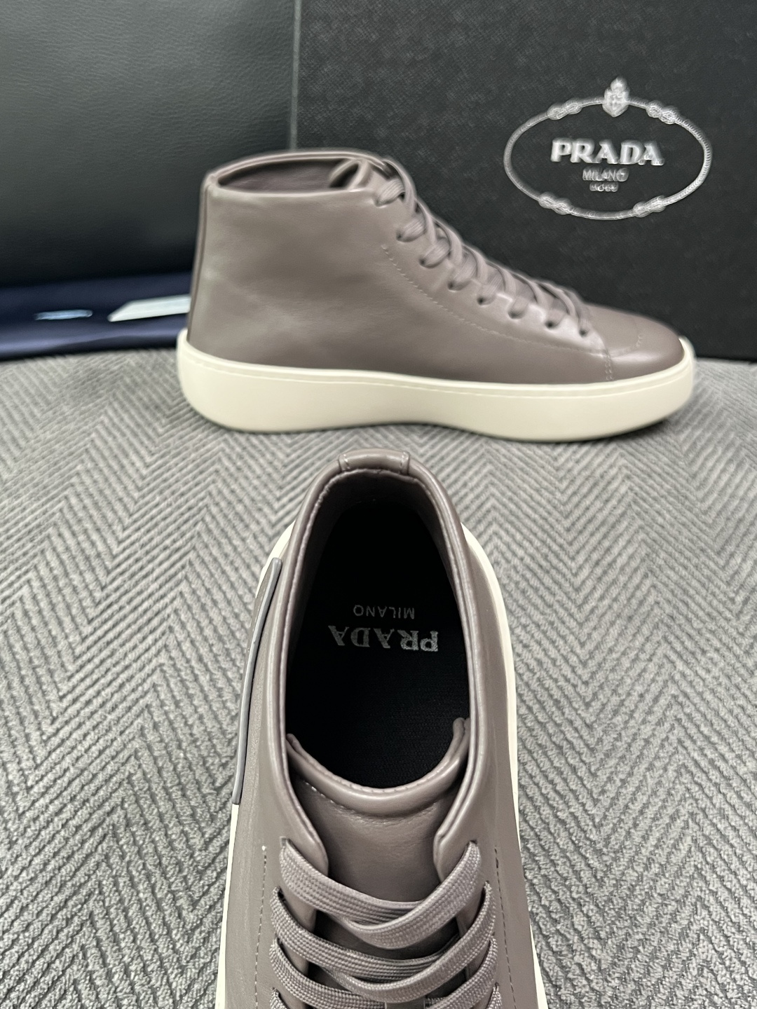 Prada  高品质  顶级工艺品，普拉达 靴子专柜同步，原厂配置意大利进口牛皮拼布面料，进口牛皮内里垫，透气舒适，鞋底