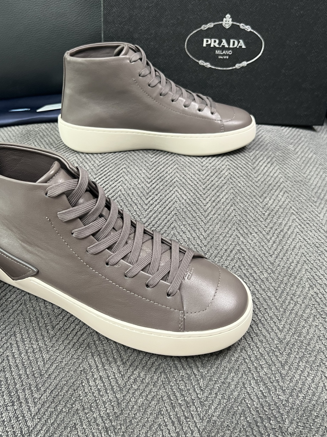 Prada  高品质  顶级工艺品，普拉达 靴子专柜同步，原厂配置意大利进口牛皮拼布面料，进口牛皮内里垫，透气舒适，鞋底