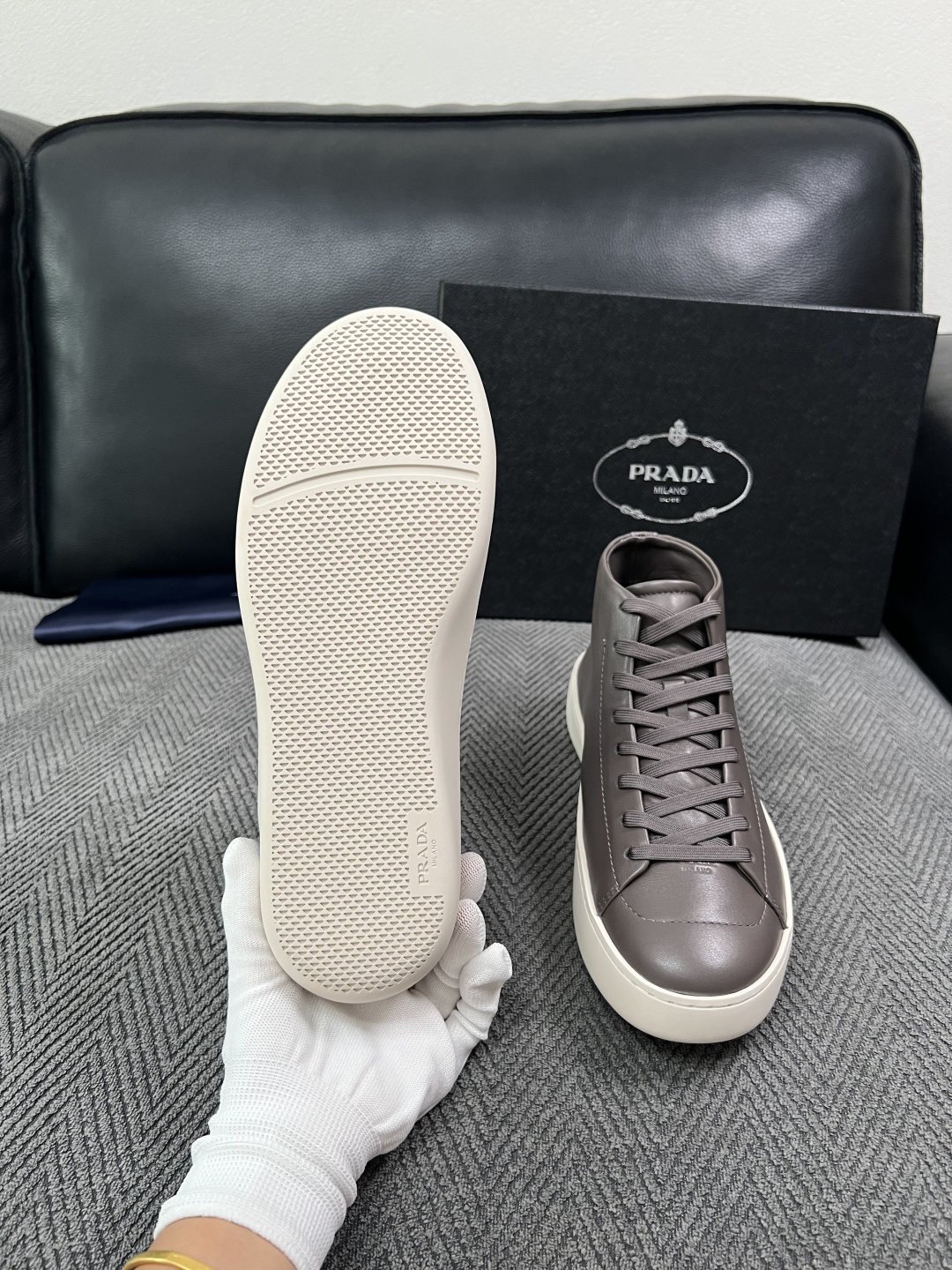 Prada  高品质  顶级工艺品，普拉达 靴子专柜同步，原厂配置意大利进口牛皮拼布面料，进口牛皮内里垫，透气舒适，鞋底