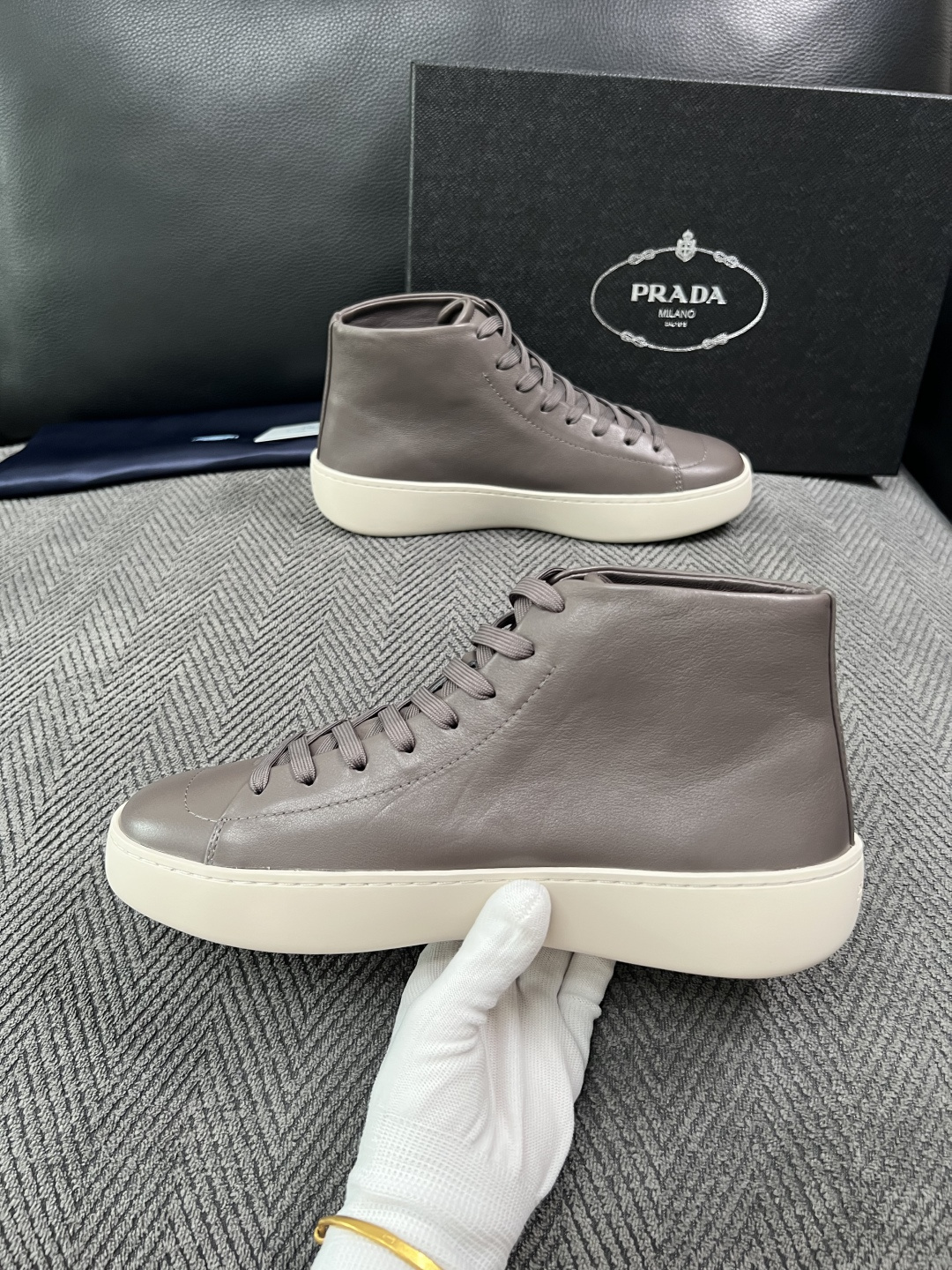 Prada  高品质  顶级工艺品，普拉达 靴子专柜同步，原厂配置意大利进口牛皮拼布面料，进口牛皮内里垫，透气舒适，鞋底