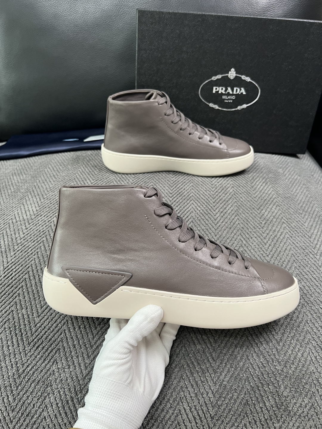 Prada  高品质  顶级工艺品，普拉达 靴子专柜同步，原厂配置意大利进口牛皮拼布面料，进口牛皮内里垫，透气舒适，鞋底