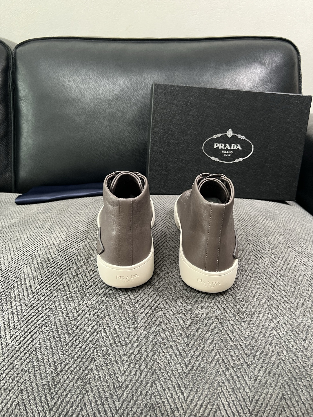 Prada  高品质  顶级工艺品，普拉达 靴子专柜同步，原厂配置意大利进口牛皮拼布面料，进口牛皮内里垫，透气舒适，鞋底