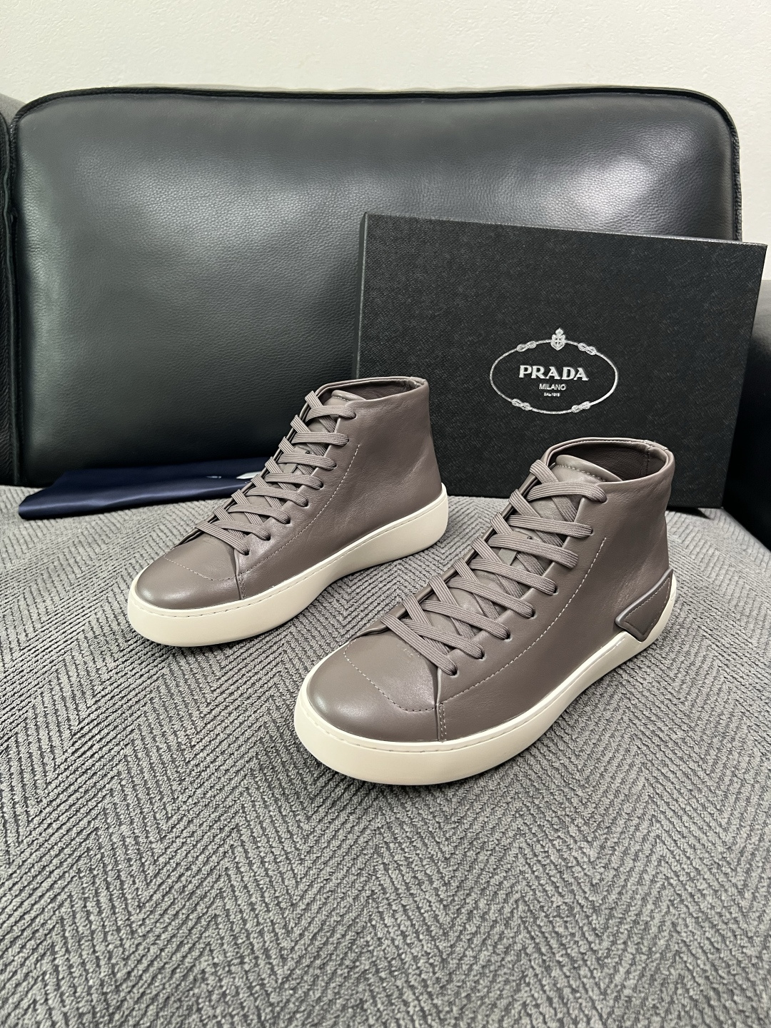 Prada  高品质  顶级工艺品，普拉达 靴子专柜同步，原厂配置意大利进口牛皮拼布面料，进口牛皮内里垫，透气舒适，鞋底