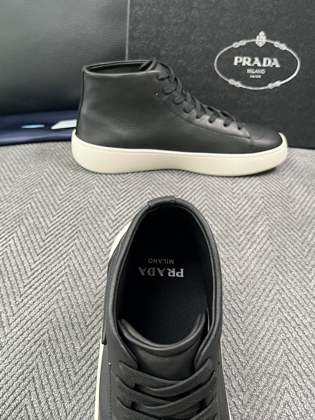 Prada  高品质  顶级工艺品，普拉达 靴子专柜同步，原厂配置意大利进口牛皮拼布面料，进口牛皮内里垫，透气舒适，鞋底