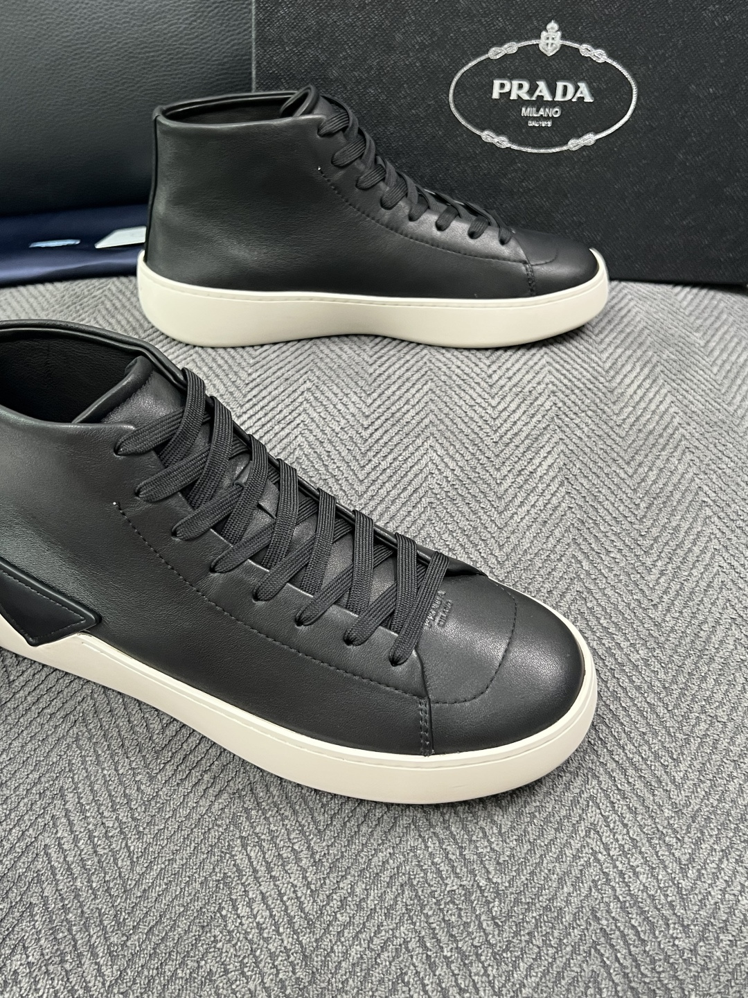Prada  高品质  顶级工艺品，普拉达 靴子专柜同步，原厂配置意大利进口牛皮拼布面料，进口牛皮内里垫，透气舒适，鞋底