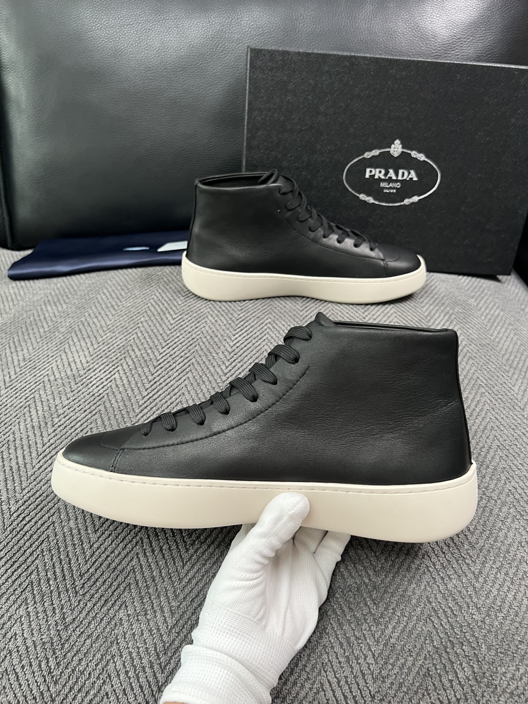 Prada  高品质  顶级工艺品，普拉达 靴子专柜同步，原厂配置意大利进口牛皮拼布面料，进口牛皮内里垫，透气舒适，鞋底