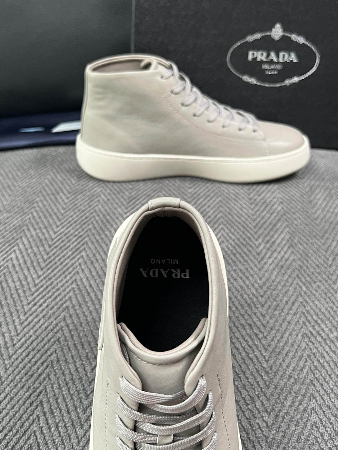 Prada  高品质  顶级工艺品，普拉达 靴子专柜同步，原厂配置意大利进口牛皮拼布面料，进口牛皮内里垫，透气舒适，鞋底