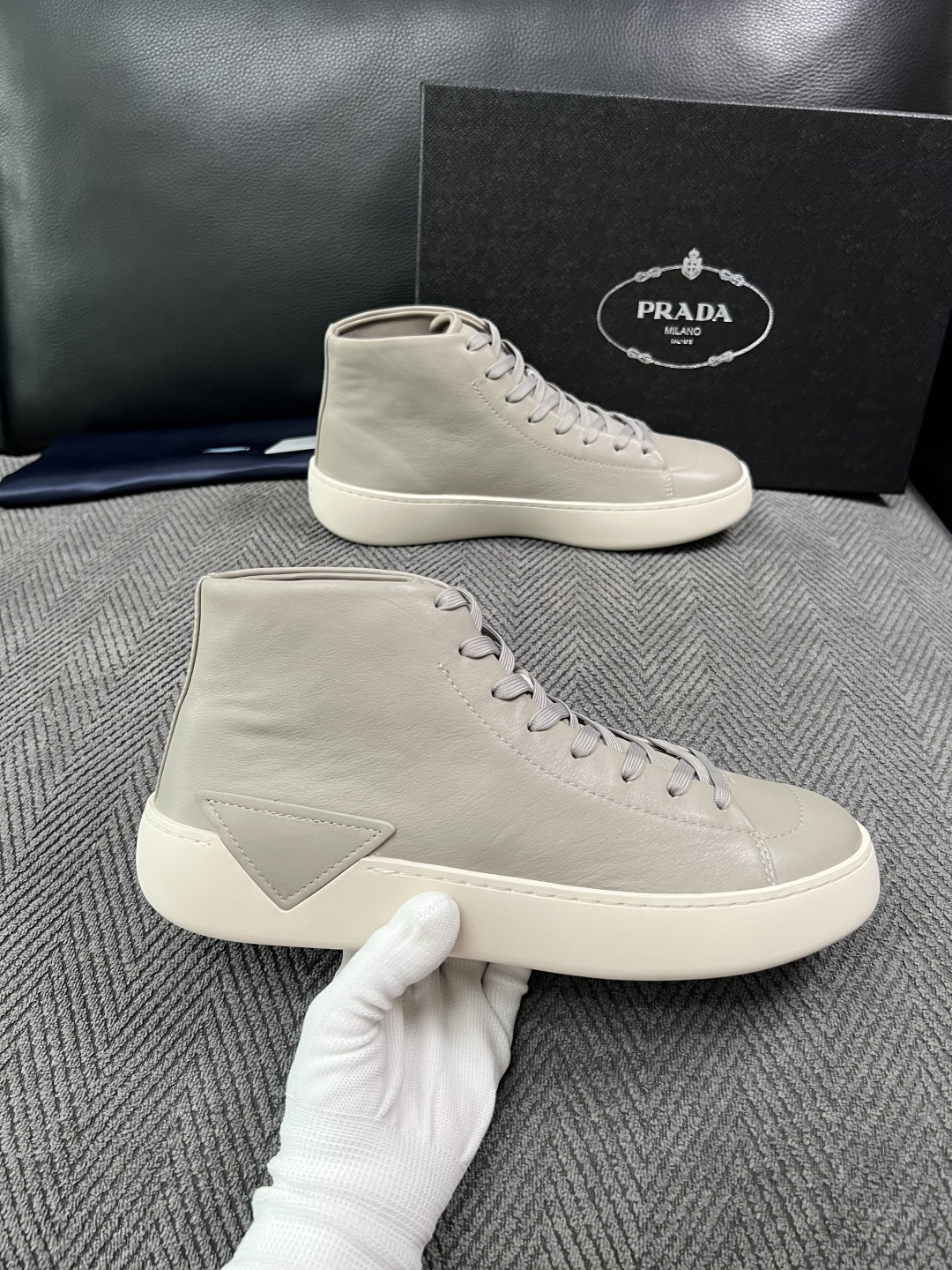 Prada  高品质  顶级工艺品，普拉达 靴子专柜同步，原厂配置意大利进口牛皮拼布面料，进口牛皮内里垫，透气舒适，鞋底