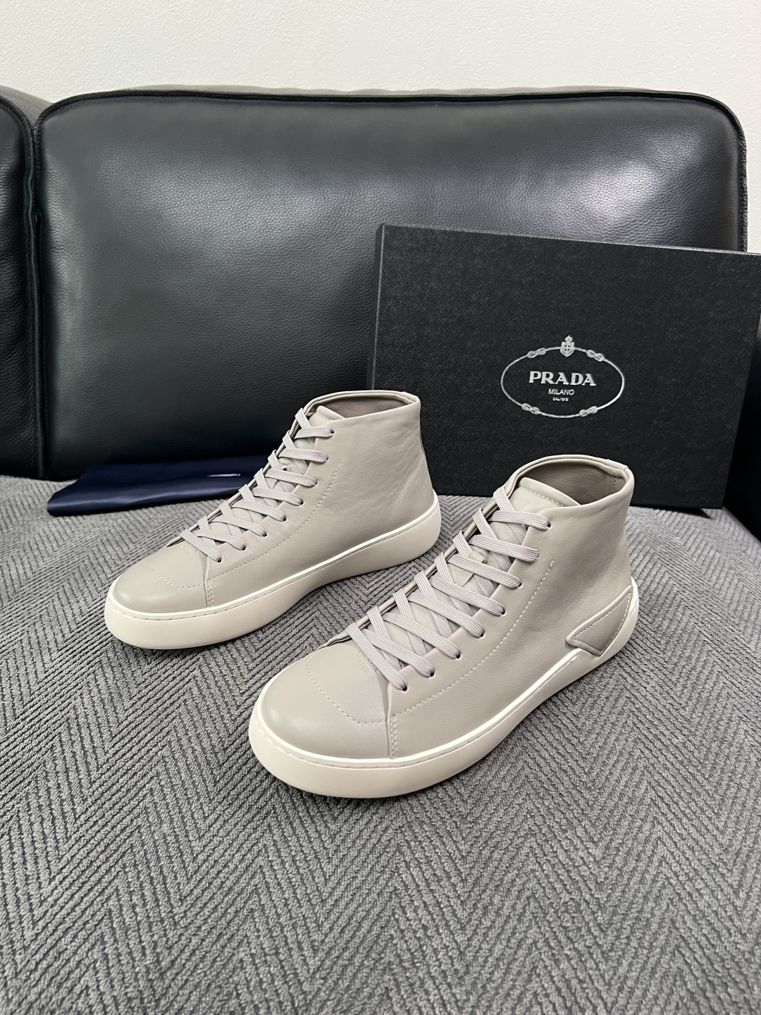 Prada  高品质  顶级工艺品，普拉达 靴子专柜同步，原厂配置意大利进口牛皮拼布面料，进口牛皮内里垫，透气舒适，鞋底