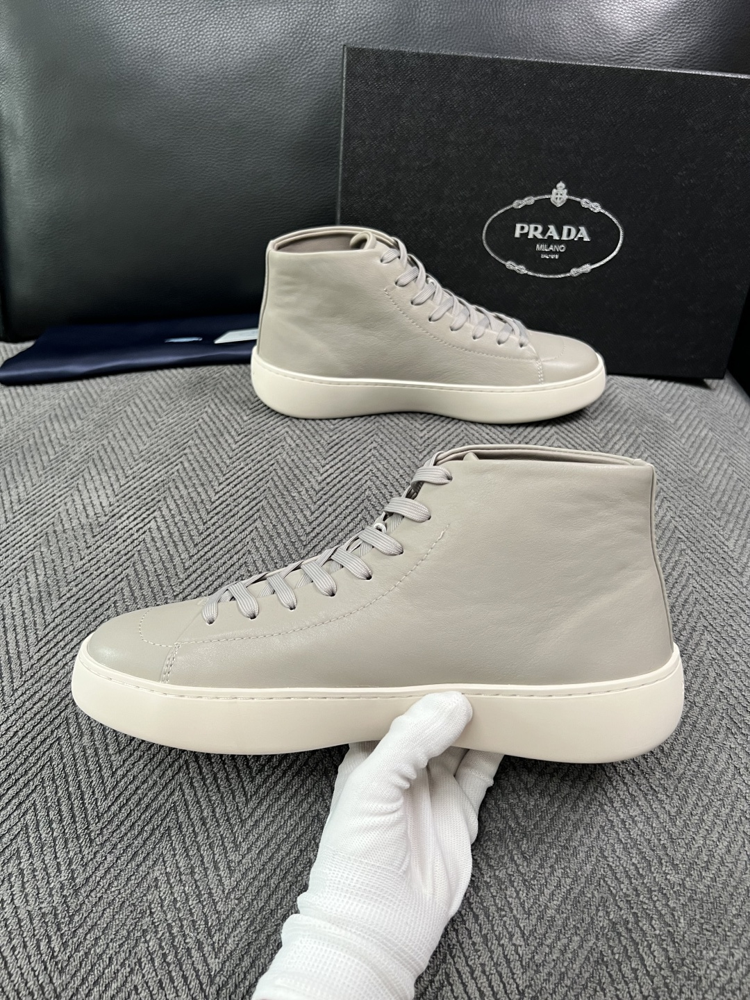 Prada  高品质  顶级工艺品，普拉达 靴子专柜同步，原厂配置意大利进口牛皮拼布面料，进口牛皮内里垫，透气舒适，鞋底