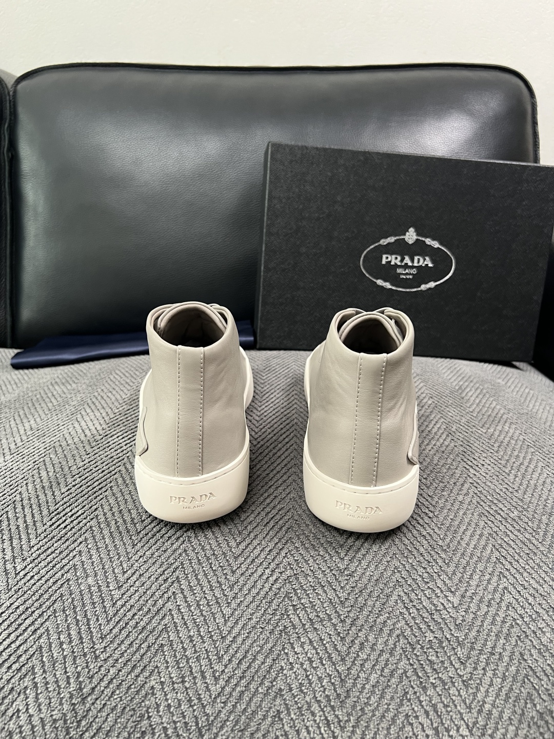 Prada  高品质  顶级工艺品，普拉达 靴子专柜同步，原厂配置意大利进口牛皮拼布面料，进口牛皮内里垫，透气舒适，鞋底