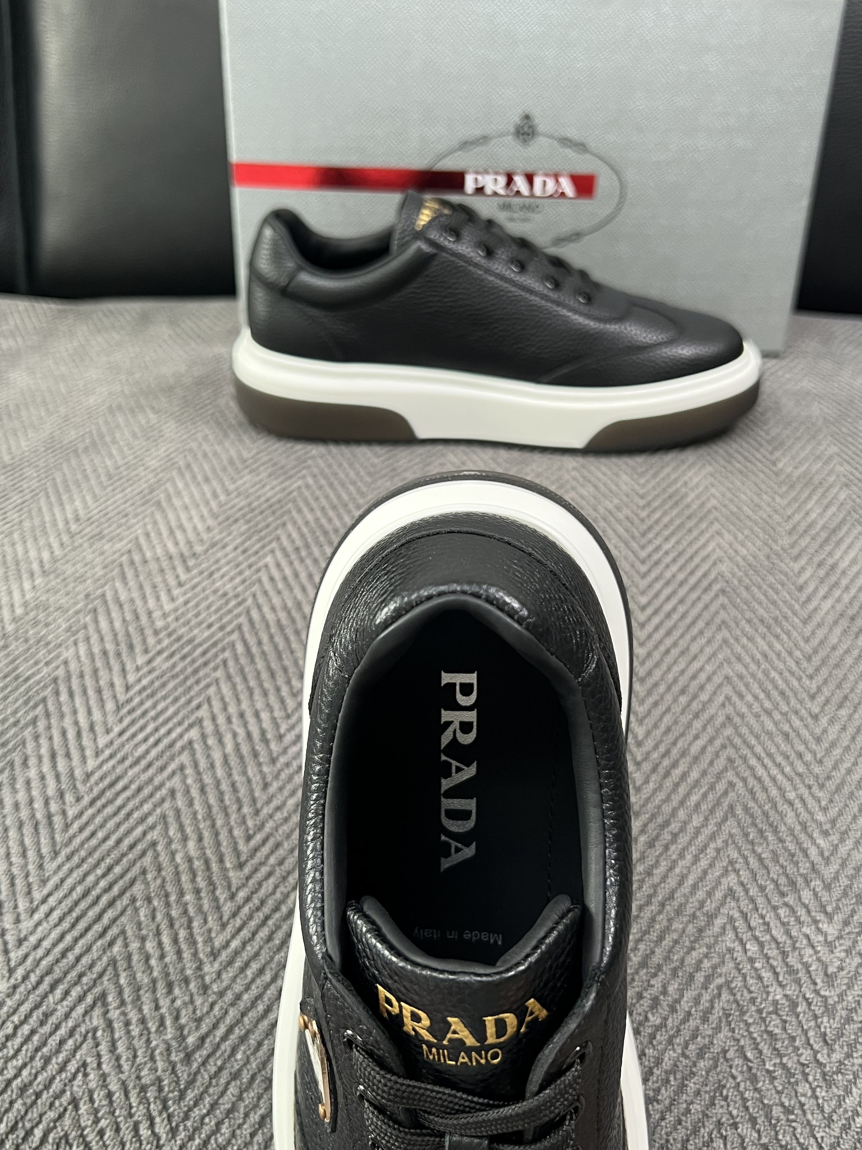 Prada  高品质  顶级工艺品，普拉达 专柜同步，原厂配置意大利进口牛皮面料，进口牛皮内里垫，透气舒适，鞋底：原厂特