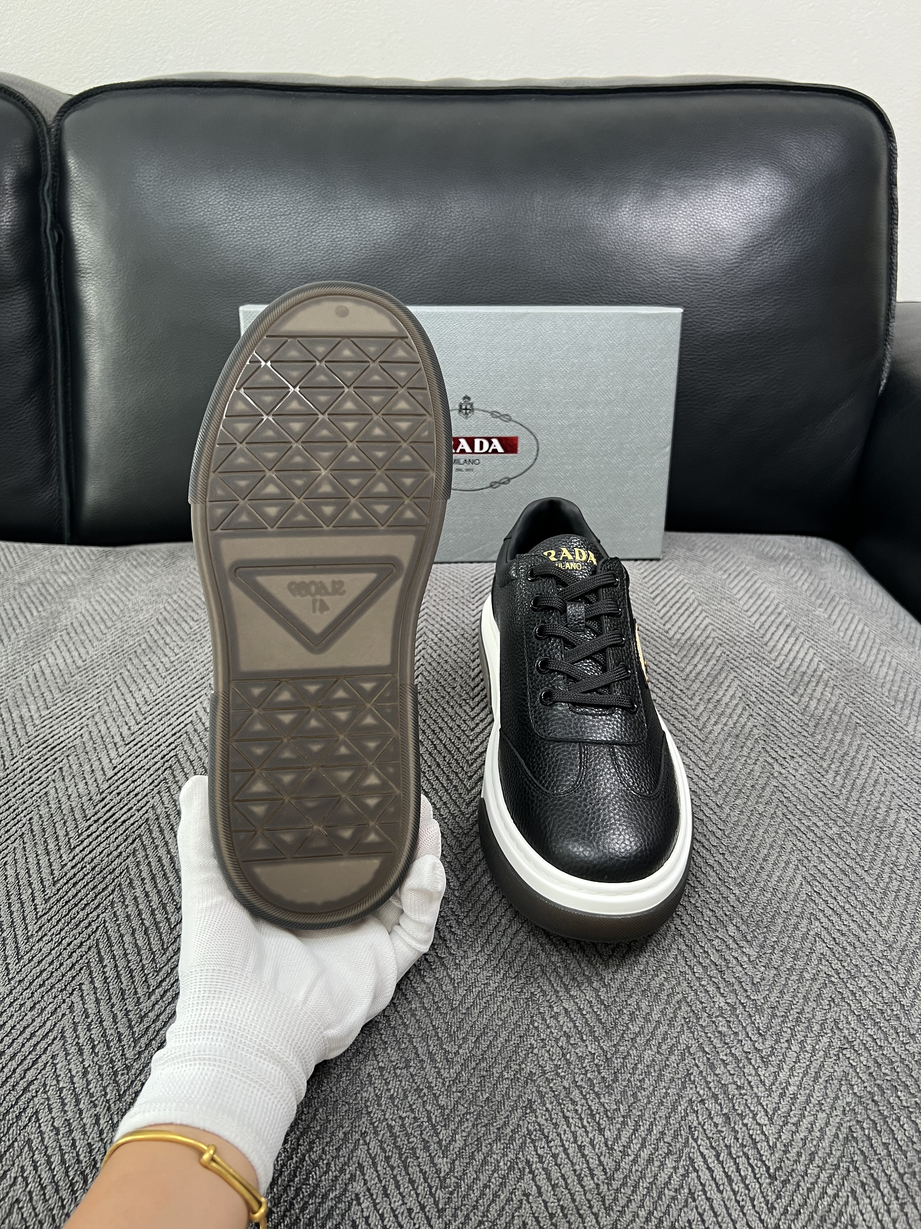Prada  高品质  顶级工艺品，普拉达 专柜同步，原厂配置意大利进口牛皮面料，进口牛皮内里垫，透气舒适，鞋底：原厂特