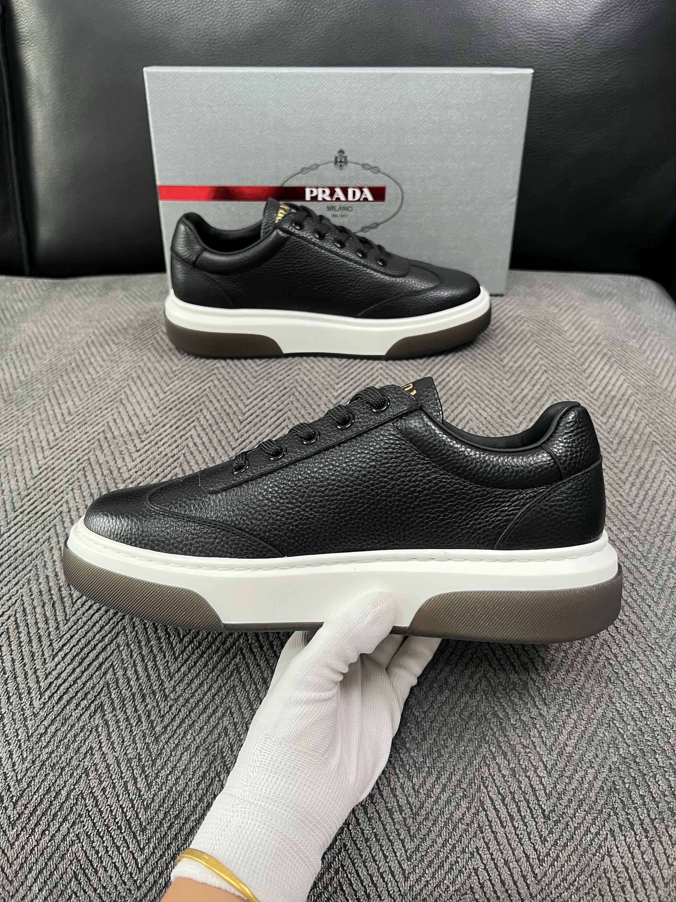 Prada  高品质  顶级工艺品，普拉达 专柜同步，原厂配置意大利进口牛皮面料，进口牛皮内里垫，透气舒适，鞋底：原厂特