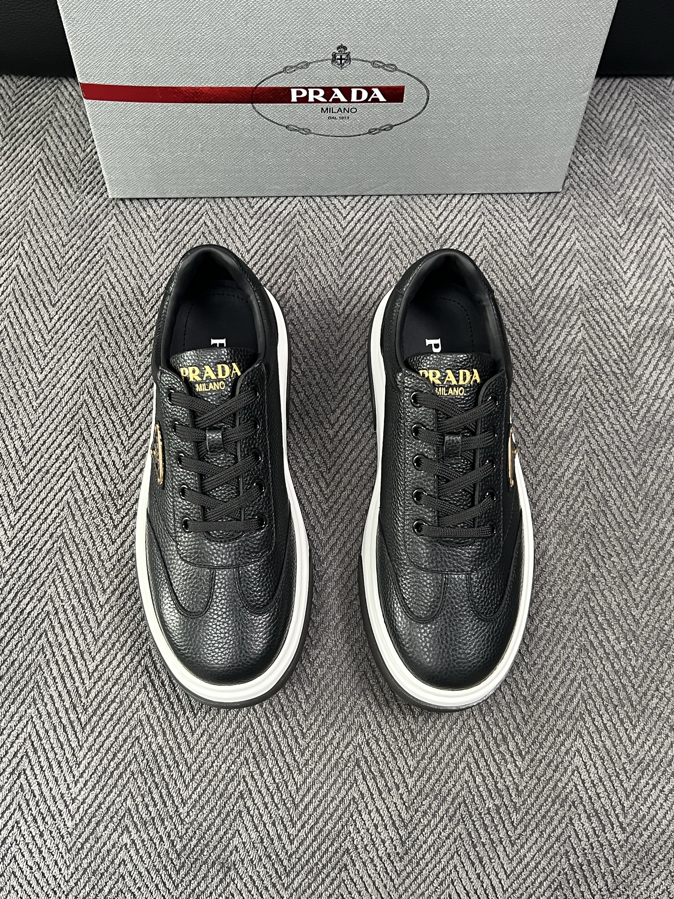 Prada  高品质  顶级工艺品，普拉达 专柜同步，原厂配置意大利进口牛皮面料，进口牛皮内里垫，透气舒适，鞋底：原厂特