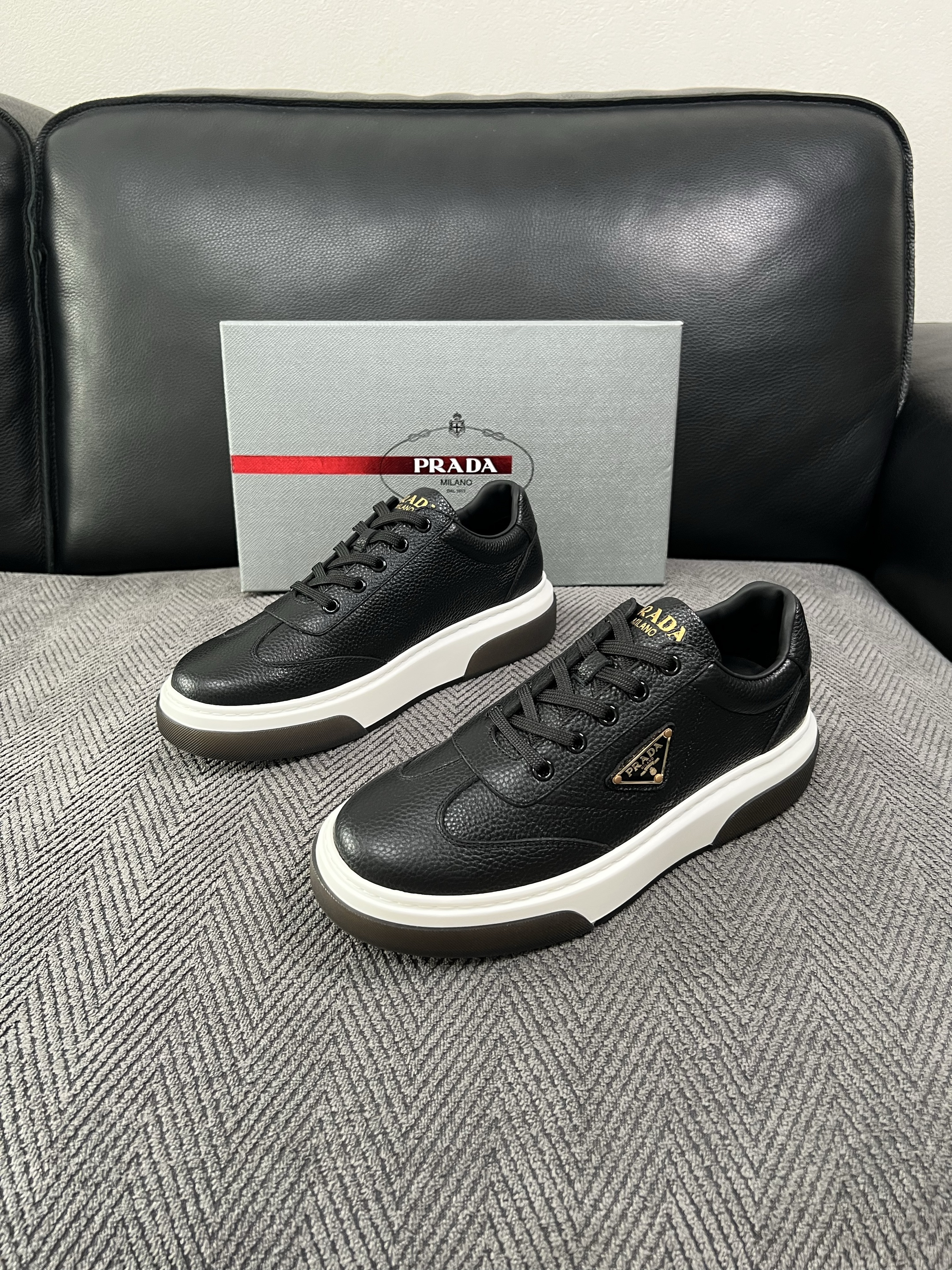 Prada  高品质  顶级工艺品，普拉达 专柜同步，原厂配置意大利进口牛皮面料，进口牛皮内里垫，透气舒适，鞋底：原厂特