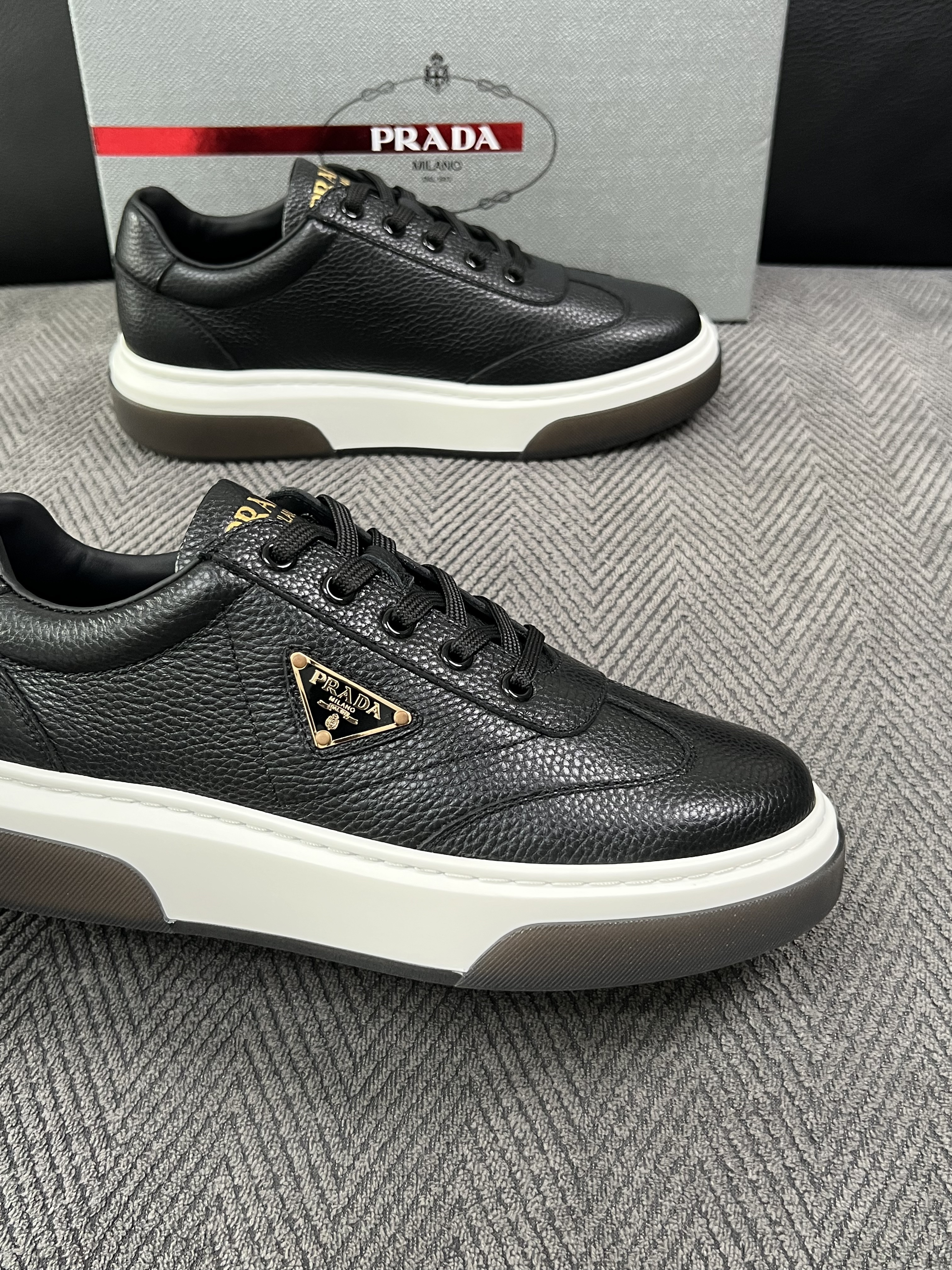 Prada  高品质  顶级工艺品，普拉达 专柜同步，原厂配置意大利进口牛皮面料，进口牛皮内里垫，透气舒适，鞋底：原厂特